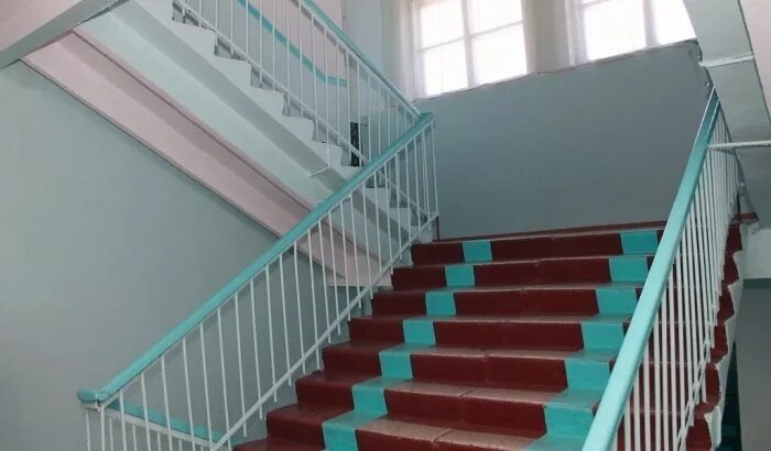 Лестница в школе фото В Томмоте на ступеньках лестницы больницы умер 79-летний пациент - Новости Якути