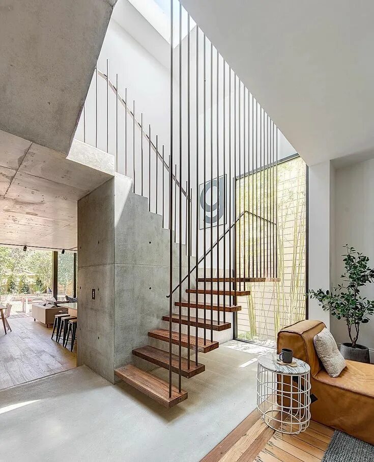 Лестница в современном интерьере в доме In and Out Decor on Instagram: "Leveza e estilo para criar uma escada que forma 