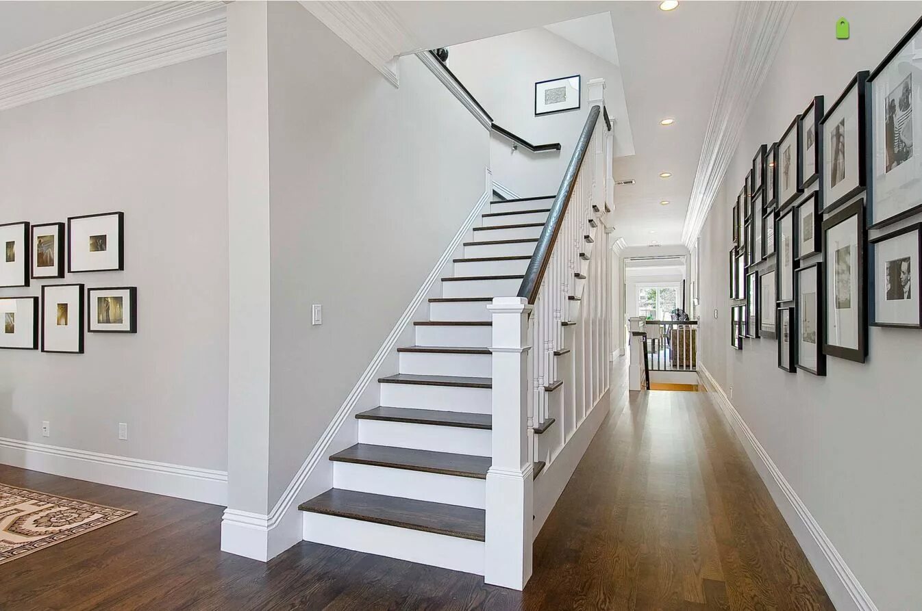 Лестница в светлом интерьере дома Balboa Mist Benjamin Moore Paint Traditional staircase, House design, Home