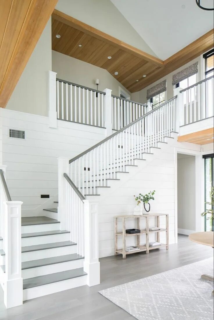 Лестница в светлом интерьере дома Grey treads on stair railing Staircase design, House staircase, Stair railing de