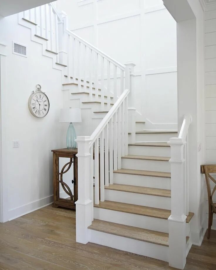 Лестница в светлом интерьере дома Newel posts Beach house decor, House staircase, White staircase