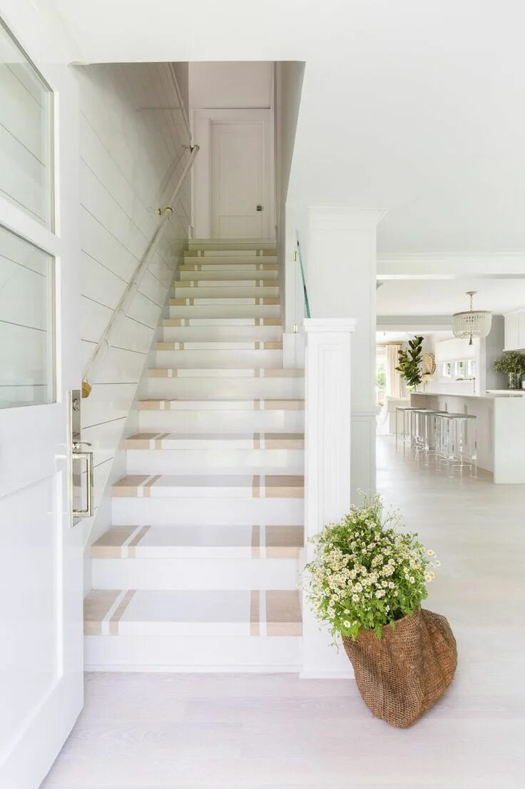 Лестница в светлом интерьере дома These 33 Rooms With Coastal Decor Are The Definition Of Calm Beach house interio