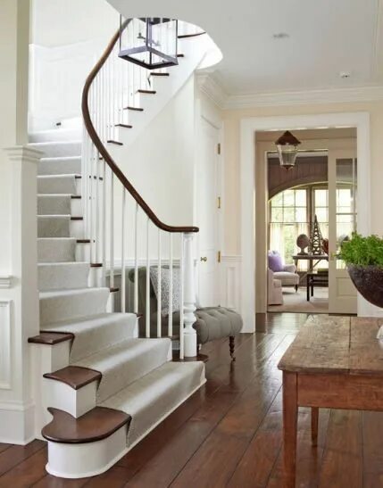 Лестница в светлом интерьере дома Favorite Things Friday Staircase design, Elegant homes, House styles