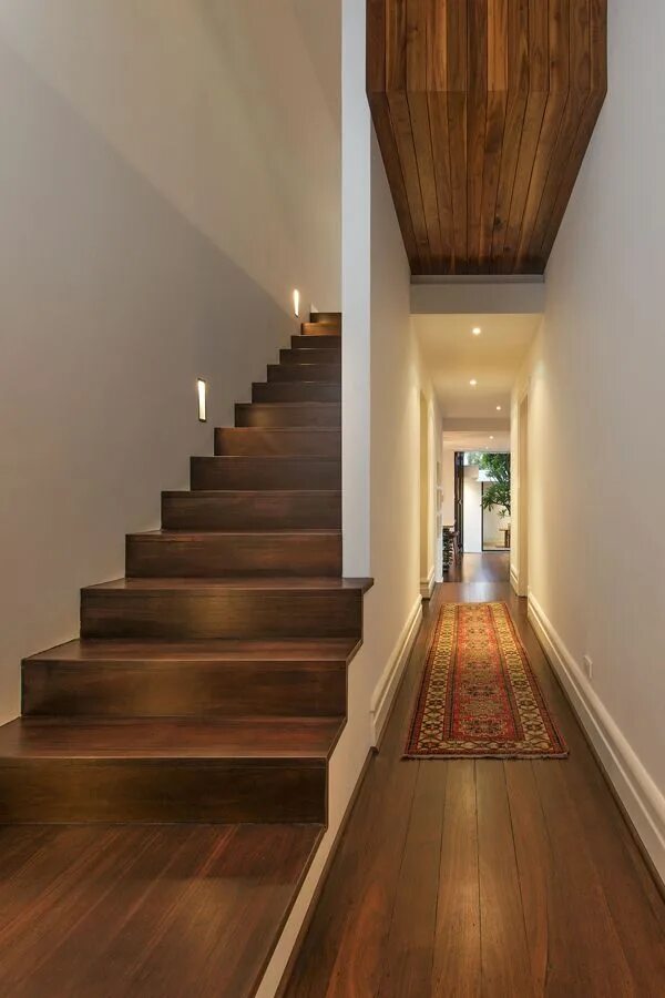 Лестница в узком коридоре фото Modern conversion of an old Australian workers cottage Diseño de escalera, Arqui