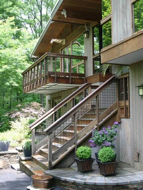 Лестница веранды фото Hogwire stair and deck rails Rustic exterior, Railing design, Attic renovation