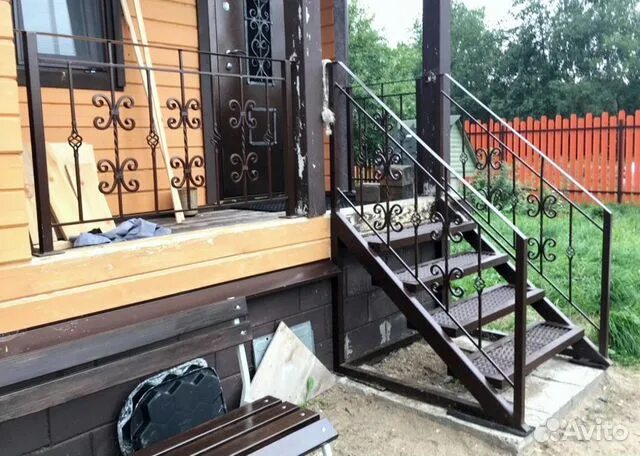 Лестница входная из металла фото Лестница из металла купить в Ногинске Товары для дома и дачи Авито