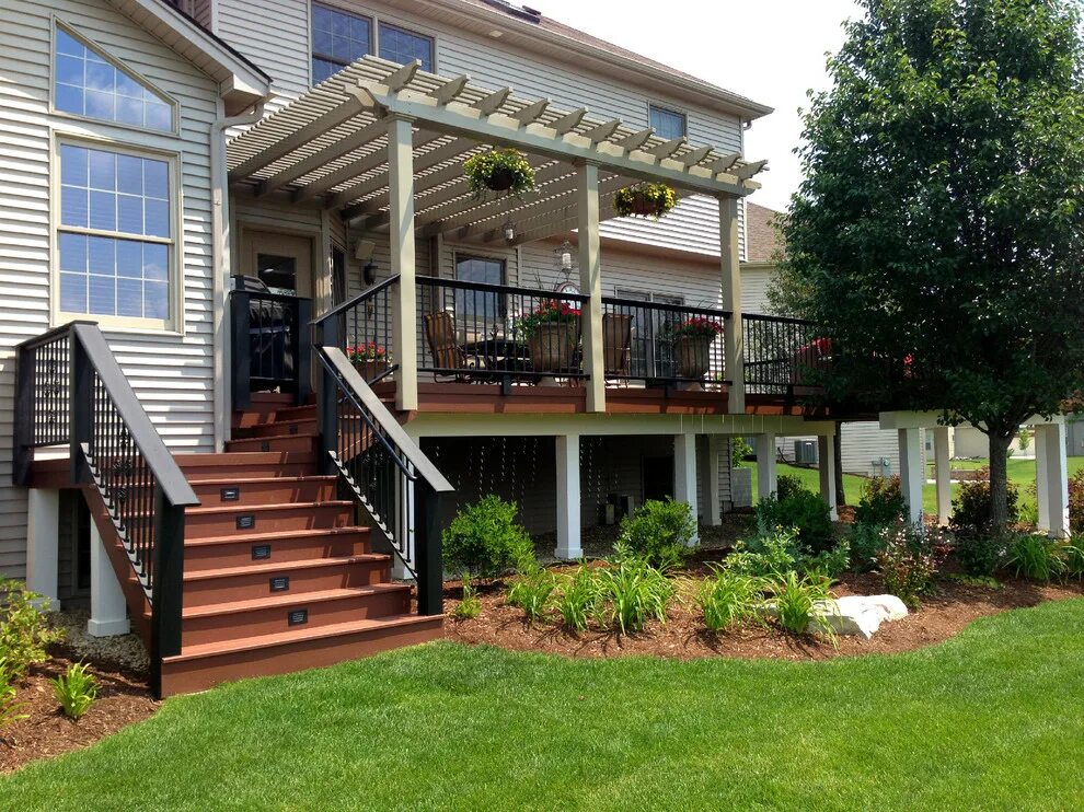 Лестница возле дома фото TimberTech Deck with Pergola - Archadeck of Chicagoland - Классический - Терраса