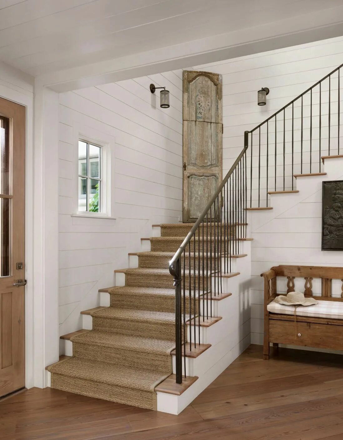 Лестница второй этаж дизайн фото Mediterranean home with inviting design style in Austin Farmhouse staircase deco