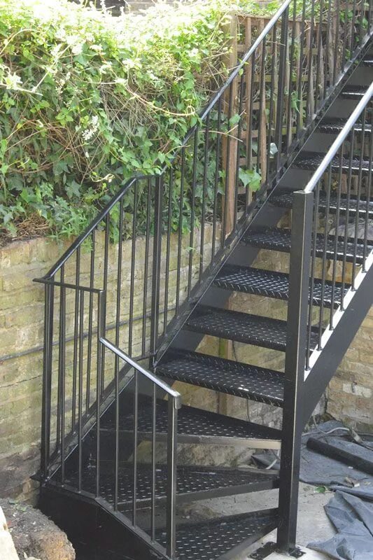 Лестница железная уличная фото Exterior stairs, Staircase outdoor, Outdoor stairs