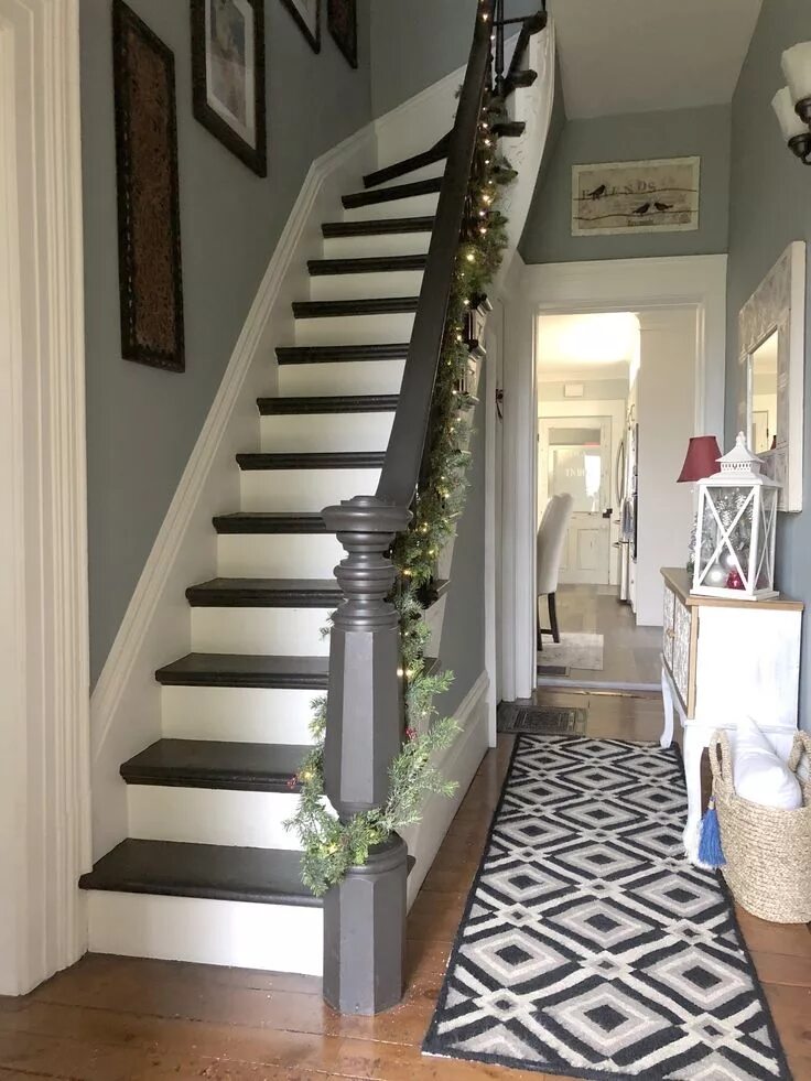 Лестницу покрасить в частном доме фото Century Old Farmhouse Christmas - Designs By Karan House staircase, Old home rem