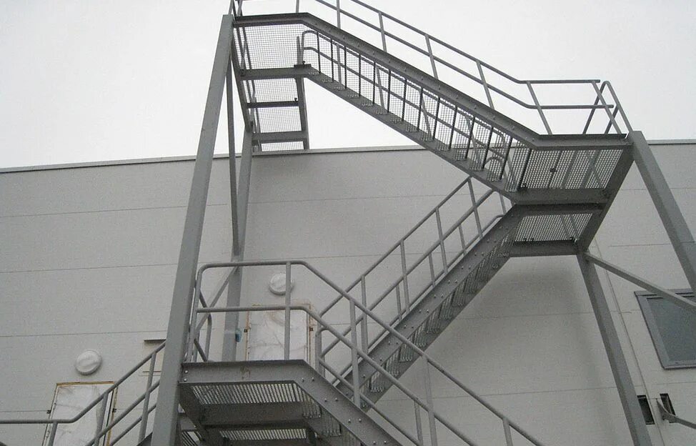 Лестницы 3 типа фото Металлические пожарные лестницы купить по недорогой цене в Тюмени- ПромСтройКомп