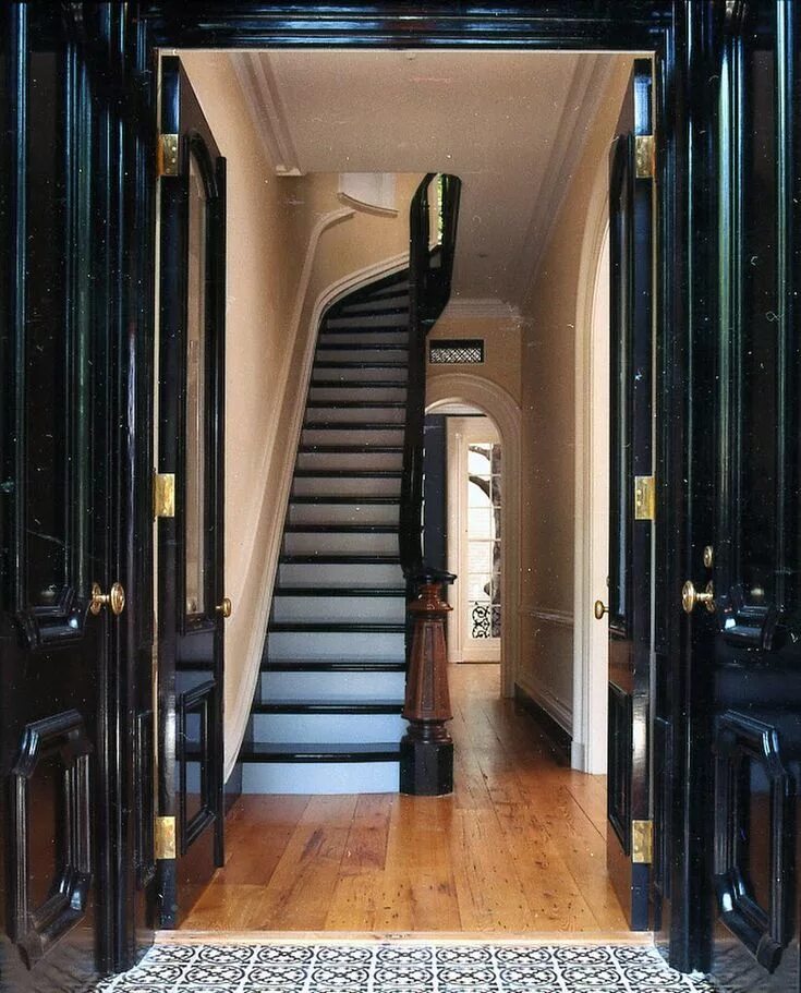 Лестницы двери в интерьере Fairfax & Sammons on Instagram: "Willkommen! Bienvenue! Welcome! The entry of a 