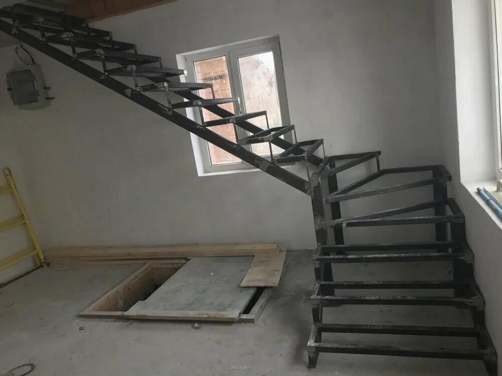 Лестницы из профтрубы фото Установка лестницы в деревянном доме в Щекино: 89 мастеров по изготовлению лестн