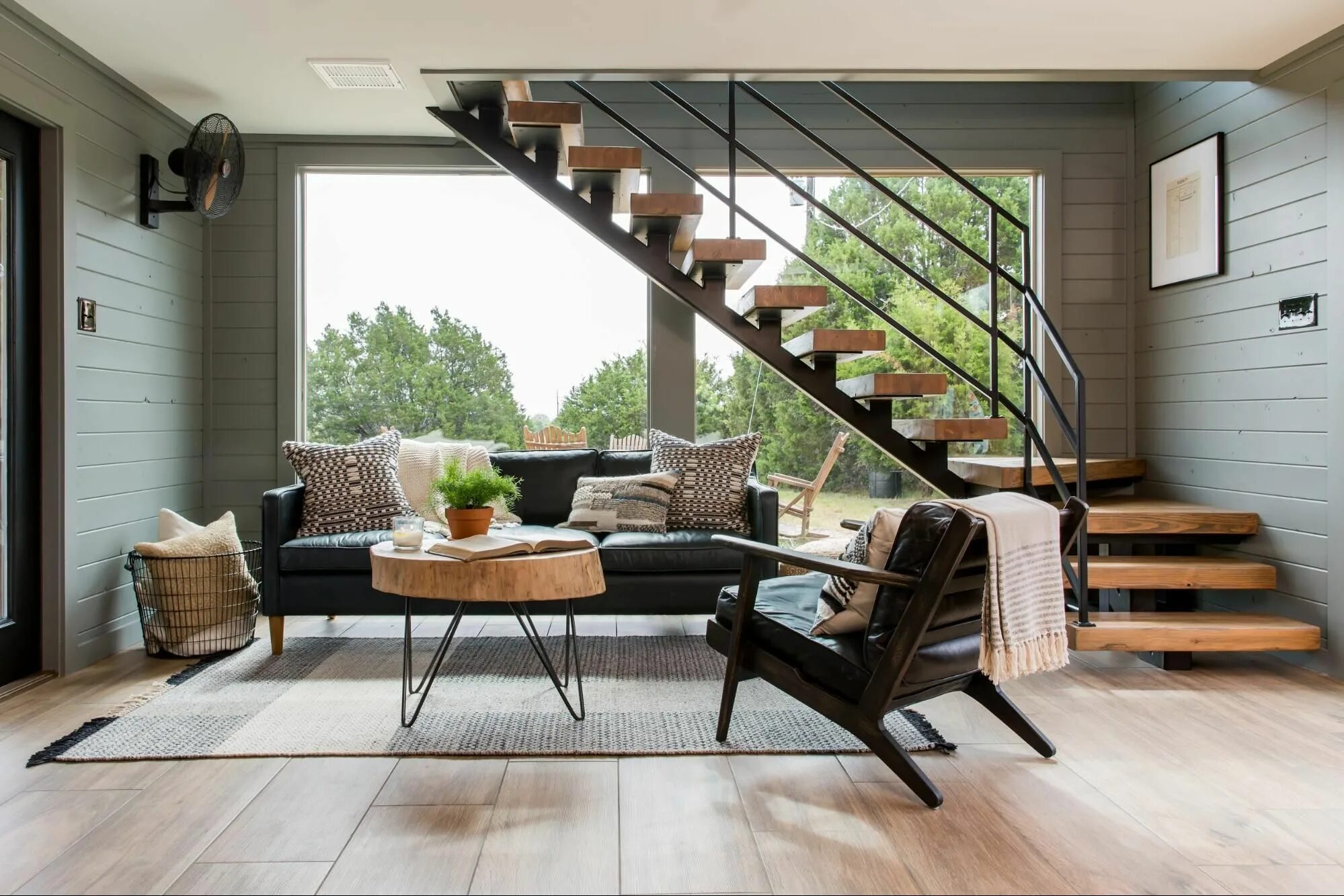 Лестницы в доме деревянные в интерьере News and Stories from Joanna Gaines Home stairs design, Stairs in living room, F