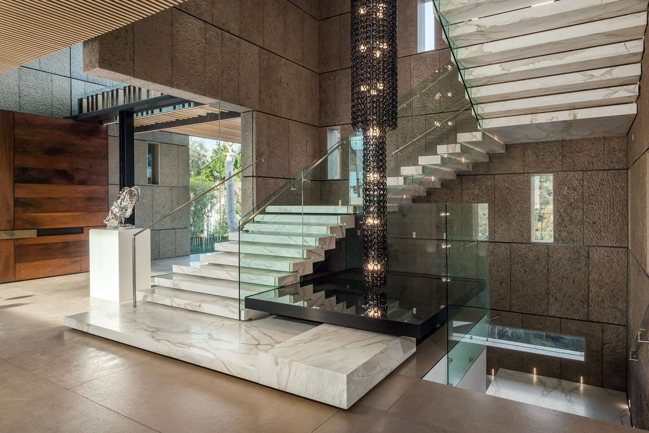 Лестницы в интерьере частного дома современные фото Saudi Buyer Snaps Up Two Bel-Air Homes to Create $52.2 Million Compound Staircas