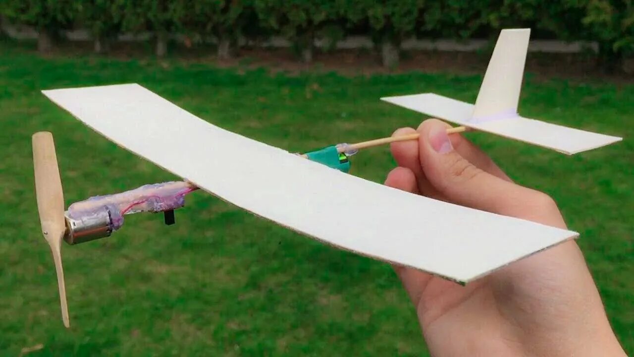 Летающие самоделки How to make simple Mini airplane at Home 5 Minute Life Hacks DIY Airplane - YouT