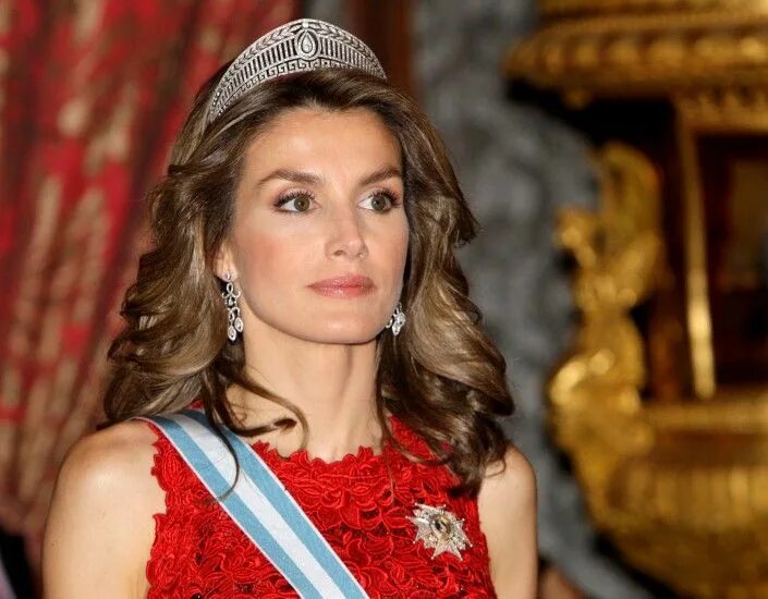 Летиция королева фото в молодости La princesa Letizia con tiara y vestida de gala para cenar con el presidente. Pr