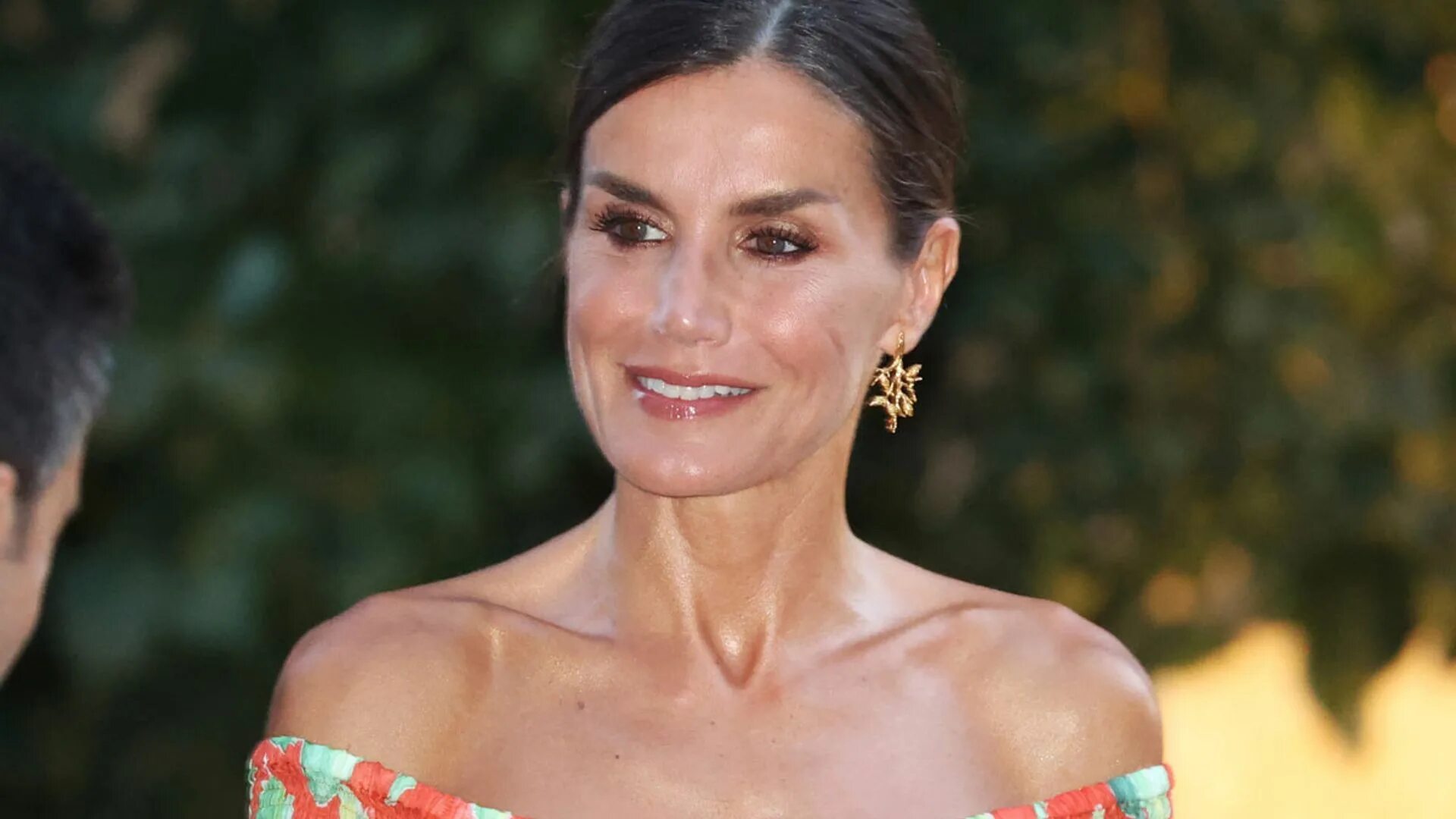 Летиция королева испании фото Queen Letizia of Spain's floaty thigh-split dress has fans in disbelief HELLO!
