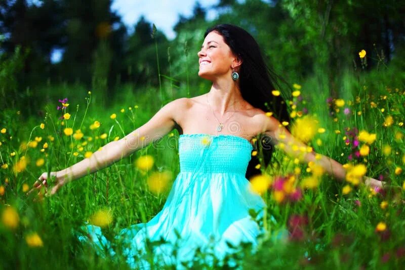 Летнее фото женщины Woman on Summer Flower Field Stock Image - Image of green, friendship: 24775977