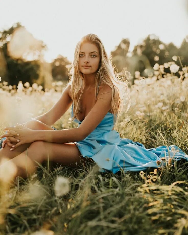 Летнее фото женщины Golden Hour Open Field Senior Portraits Victoria Veneziano Fotos de chicas, Sesi