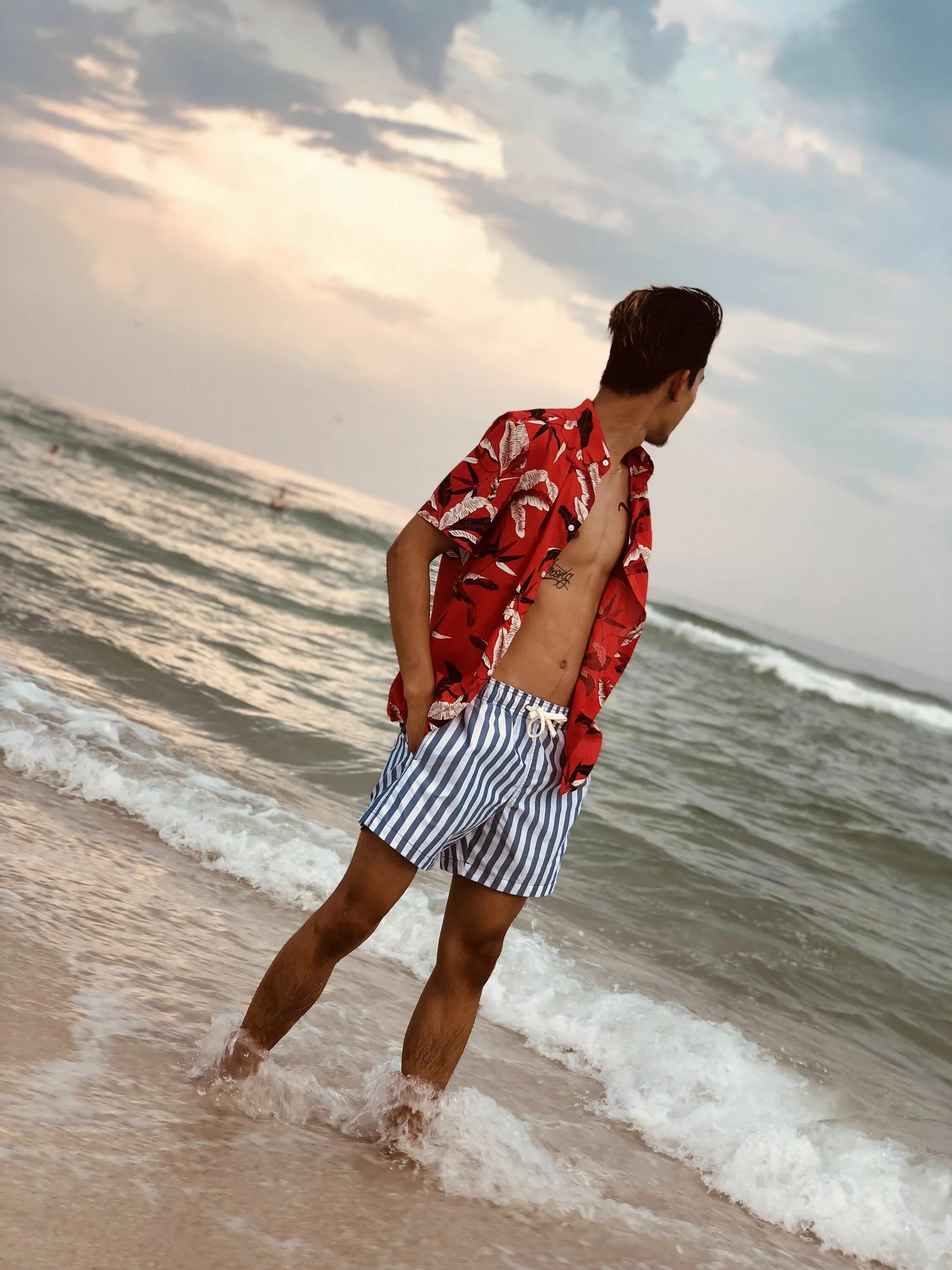 Летние фото парней #MenFashion #HM Summer outfits men, Beach photography poses, Mens outfits