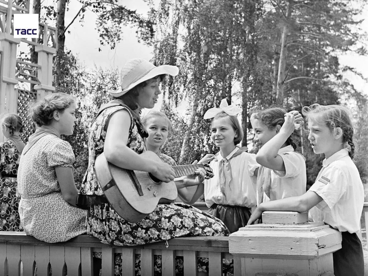 Летние фото ссср Pioneering song. The USSR, 1958. 2022 Эпоха СССР Советский Союз Фотохроника VK