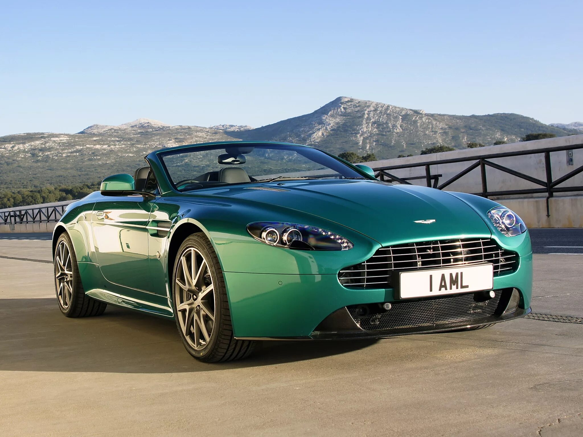 Летние машины фото Download wallpaper 2048x1536 aston martin, v8, vantage, 2011, green, front view,
