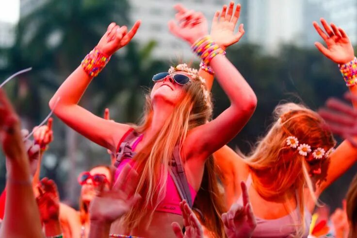 Летние песни фото ☀ TOMORROWLAND ⚡ FLORES, lentes, t-shirt. Toda calase de accesorios. Club music,