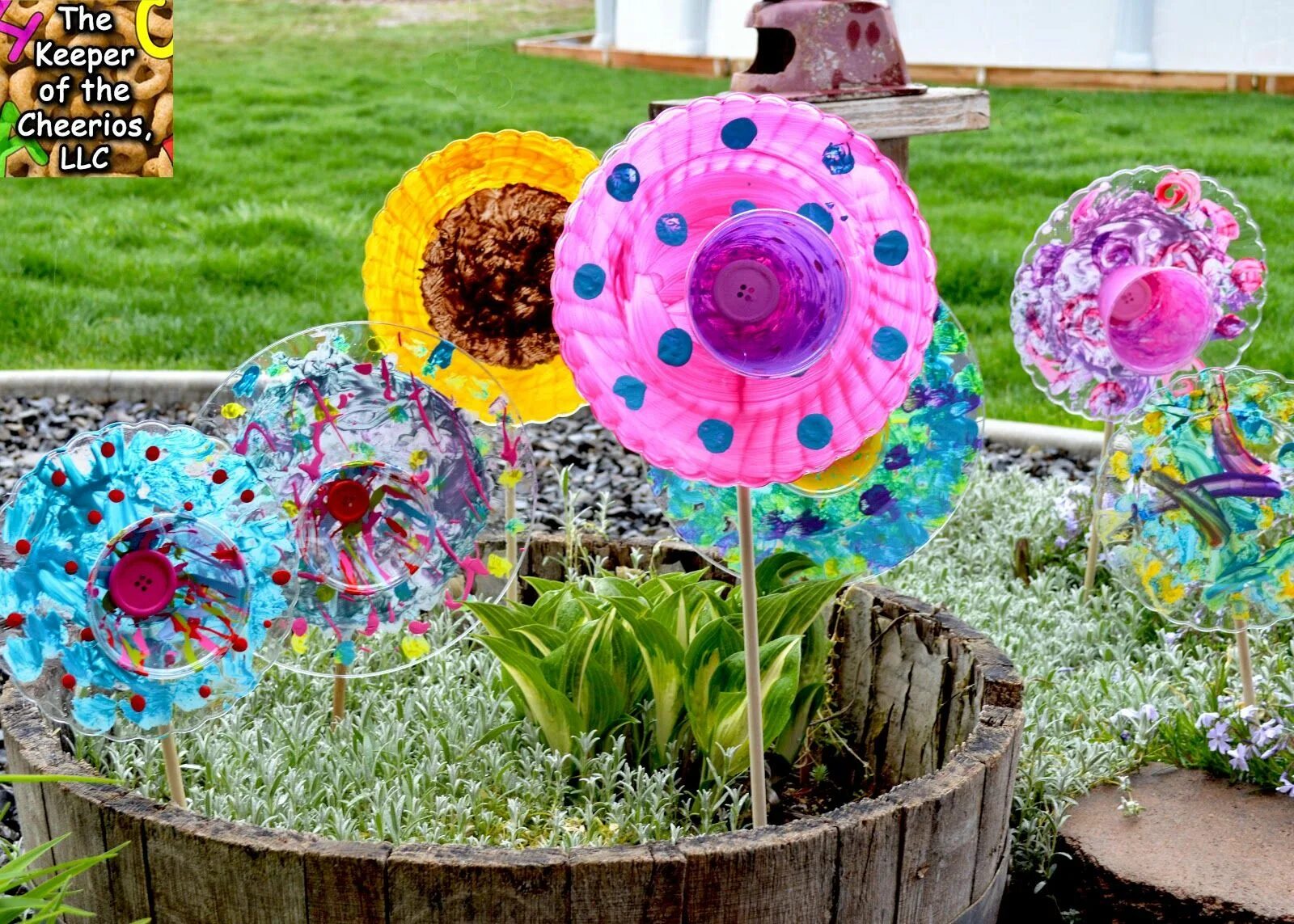 Летние поделки фото Plastic Plate Flowers - The Keeper of the Cheerios Flower plates, Plastic plates