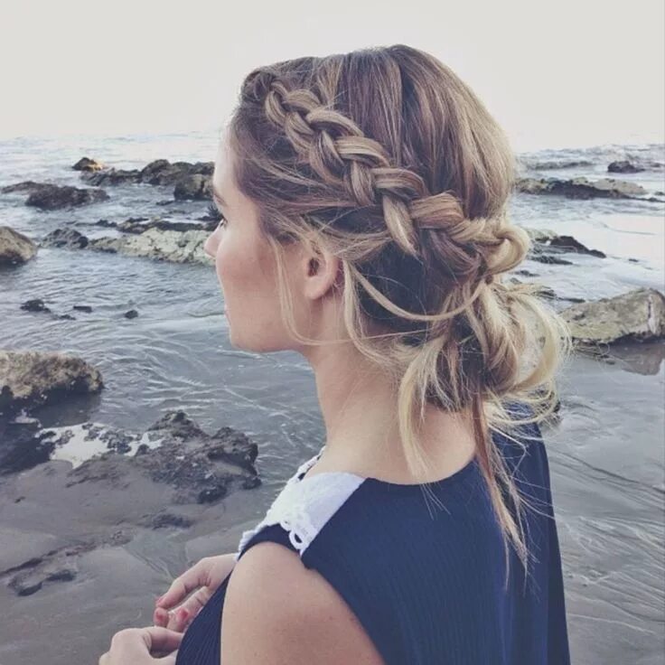 Летние прически 2024 5 Simple & Easy Hairstyles for Summer Sand Sun & Messy Buns Coiffure femme, Coif
