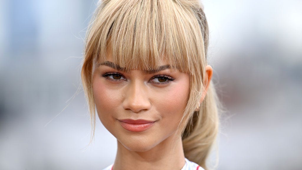 Летние прически 2024 Zendaya Wears Miniskirt at 'Challengers' London Photo-Call