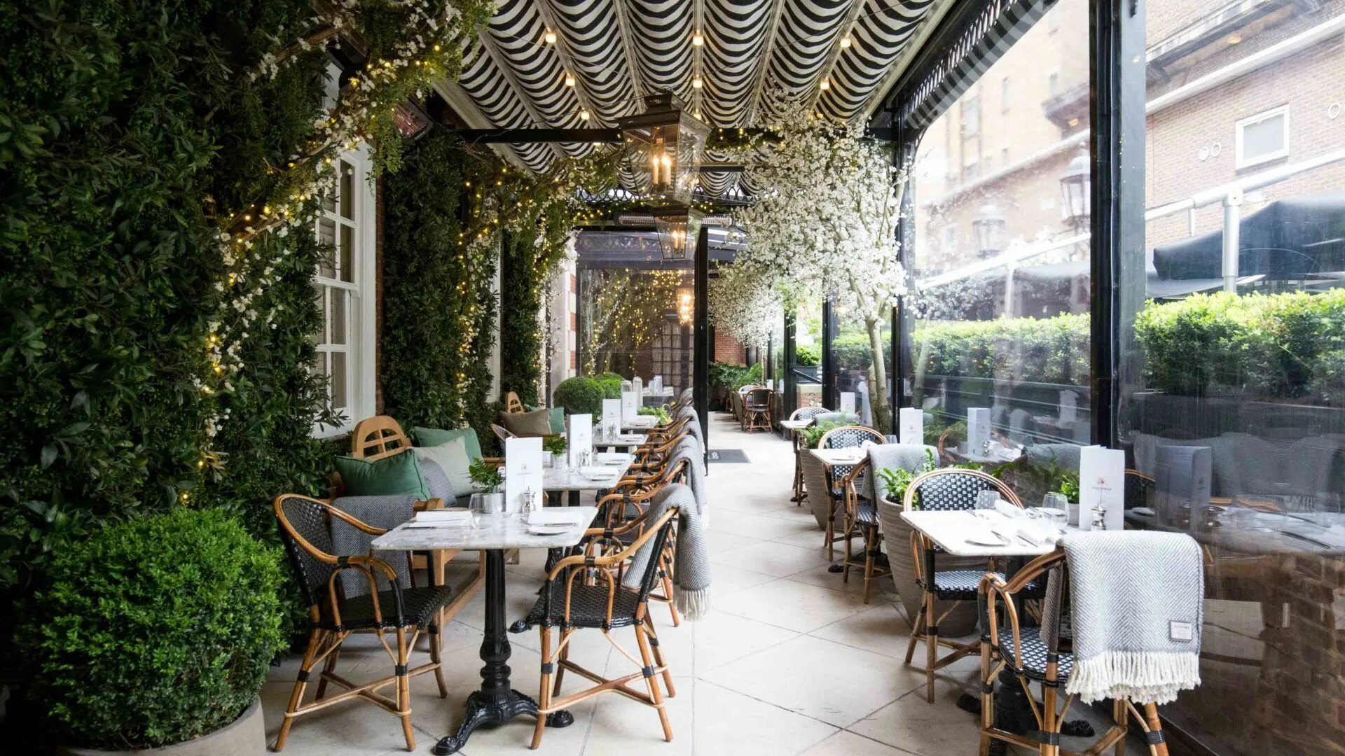Летние рестораны фото Dalloway Terrace Restaurant with Outdoor Terrace Bloomsbury London Outdoor patio