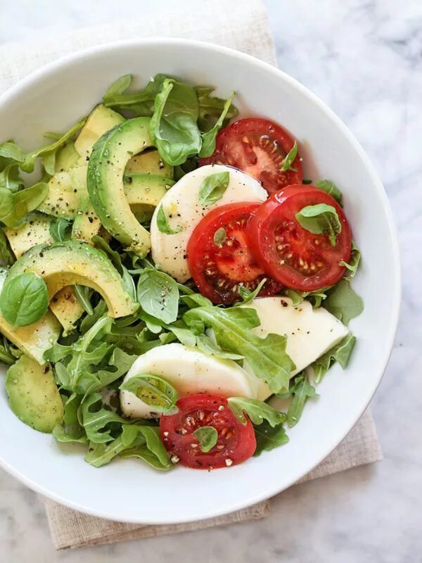 Летние рецепты с фото простые Avocado Caprese Salad Plus 5 Crunchy Avocado Salads Caprese salad recipe, Delici