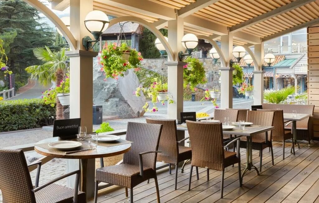Летние веранды кафе фото Yalta-Intourist