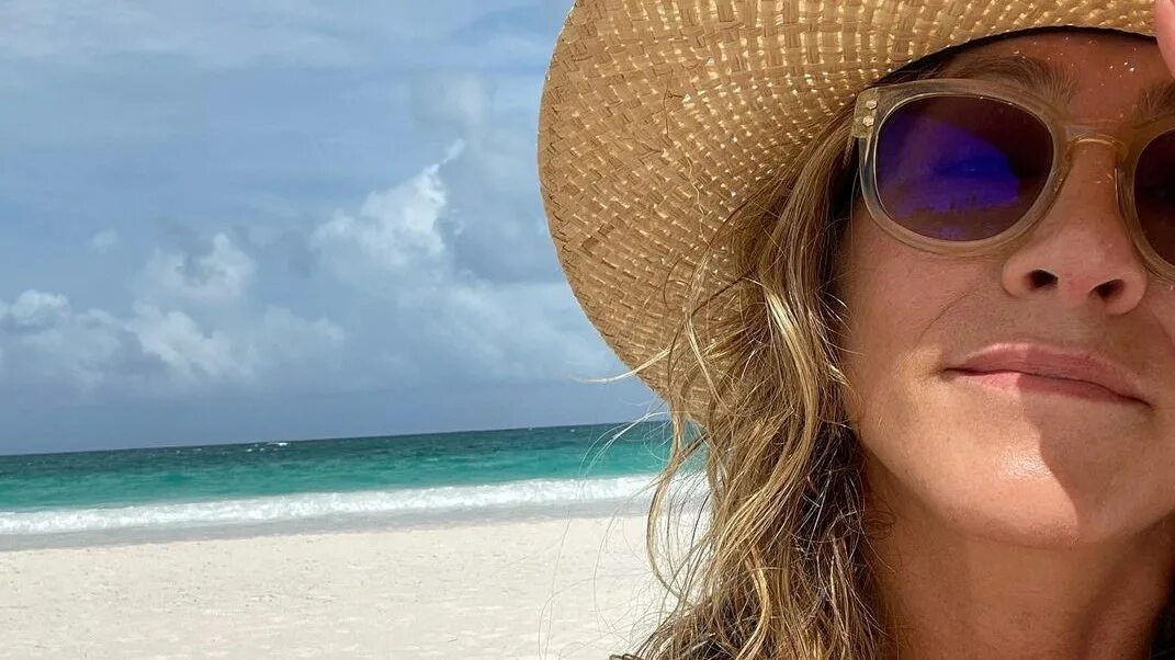 Летние звезды фото What are the pro tips to get Jennifer Aniston's surfer waves? Vogue France