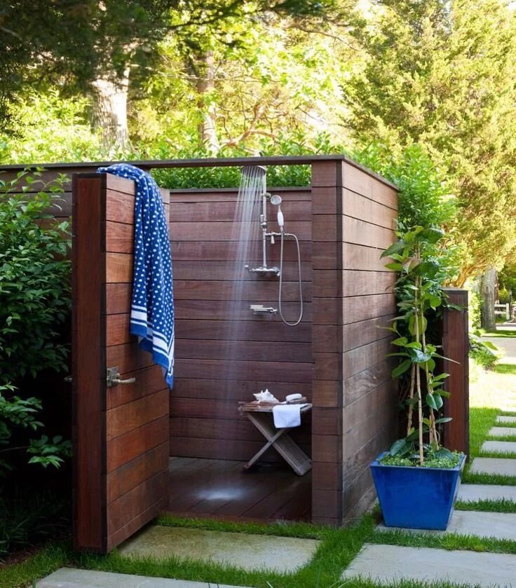 Летний душ на даче своими руками фото Rinsing off after a beach day is a pleasure in the luxe outdoor shower at this S