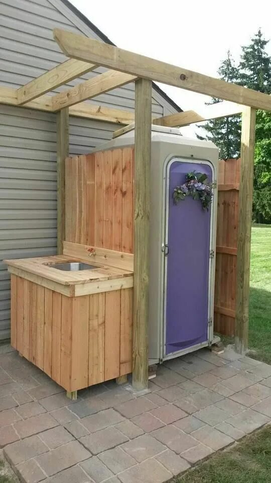 Летний душ туалет фото Идеи садовых "уборных" Outdoor toilet, Outdoor shower diy, Outhouse bathroom