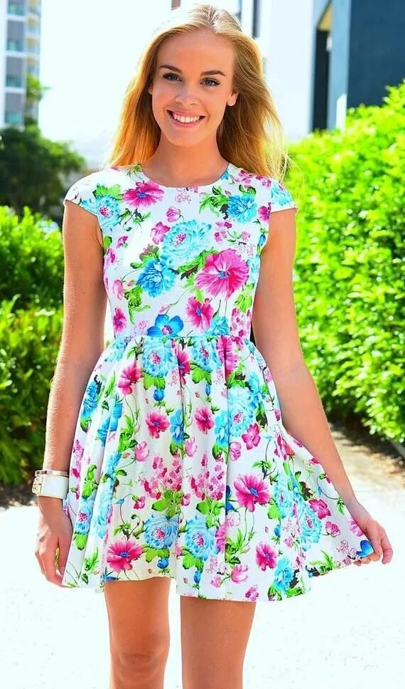Летний фасоны фото OMG! What a lucky girl to be so pretty! - Bright Floral Print Dress with Cinched