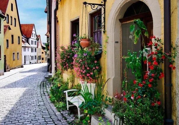 Летний город фото Ротенбург-над-Таубером (Rothenburg ob der Tauber). Небольшой городок в северной 