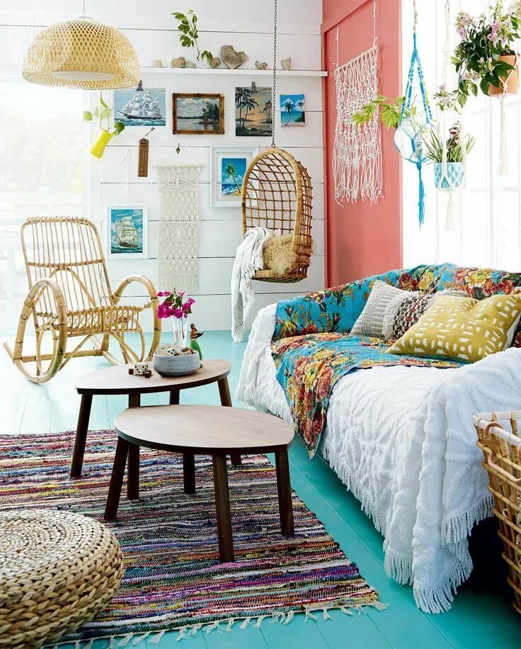 Летний интерьер комнаты High/low: Colourful boho-chic cottage sitting room Style at Home Shabby chic bed