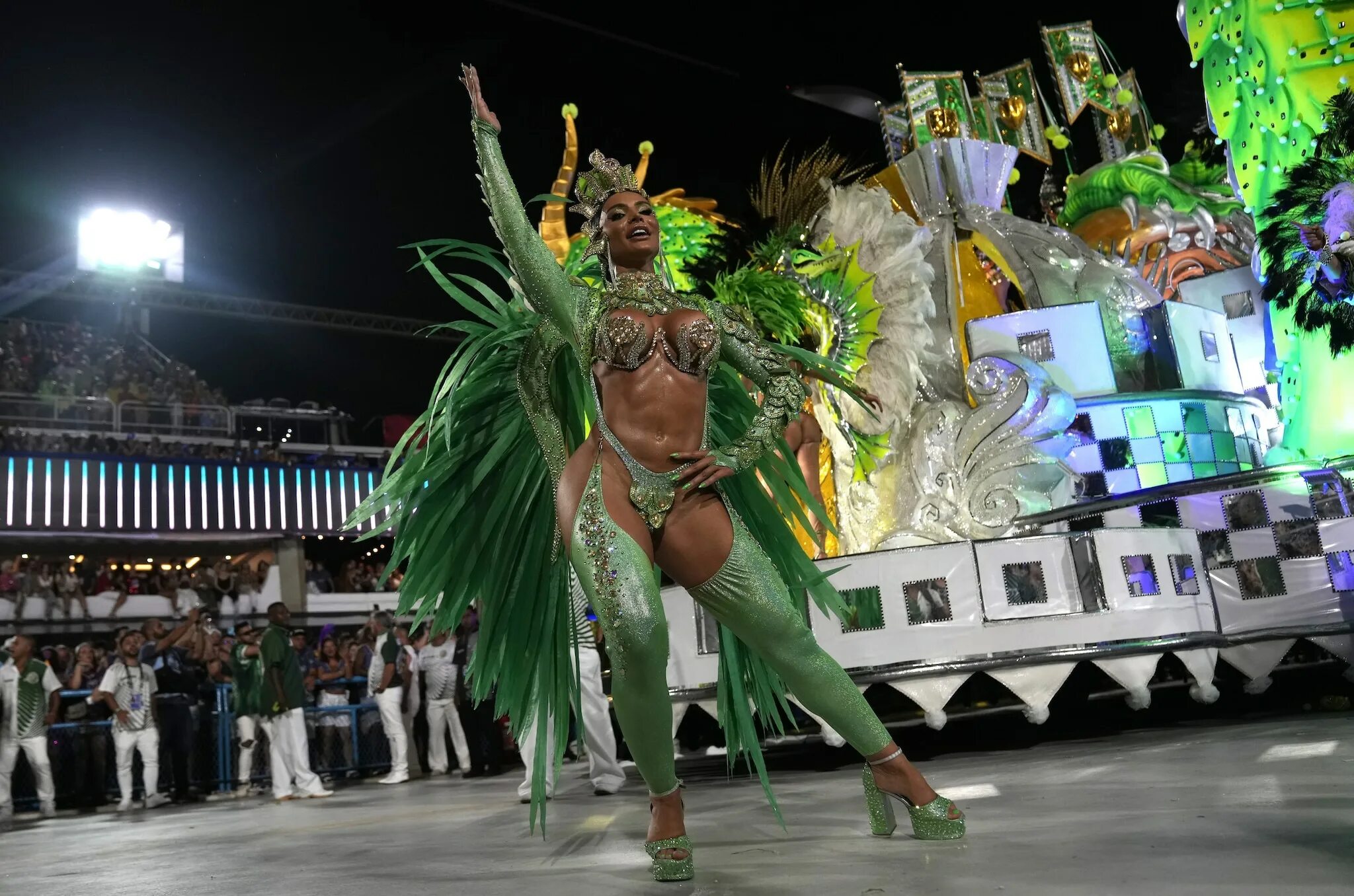 Летний карнавал фото Tutti i colori del Carnevale di Rio tra parate, carri allegorici, samba e masche