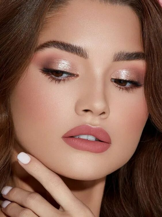 Летний макияж для карих 9 Glitter Eyeshadows That'll Sparkle While You WFH Trucco romantico, Trucco natu