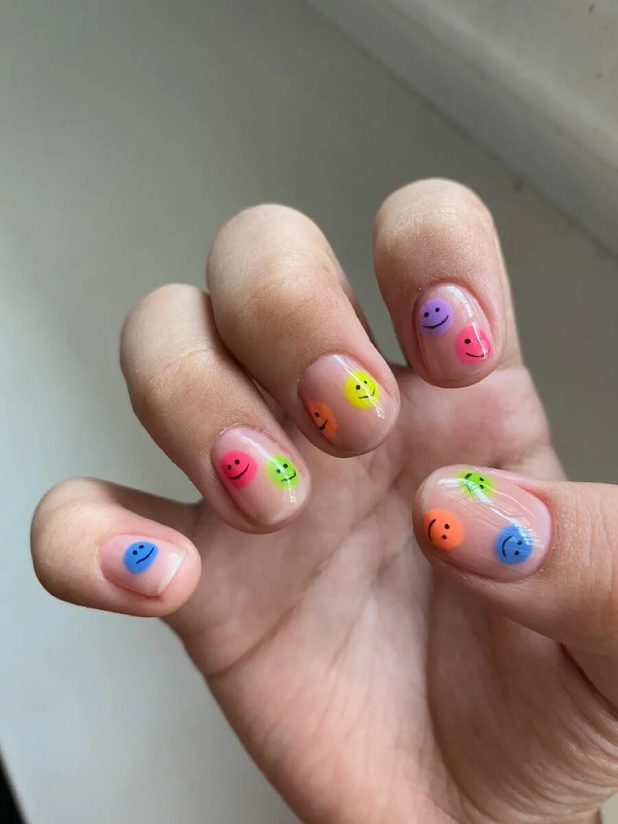 Летний маникюр на коротких Смайлики на ногтях Unhas bonitas, Unhas coloridas, Unhas pintadas