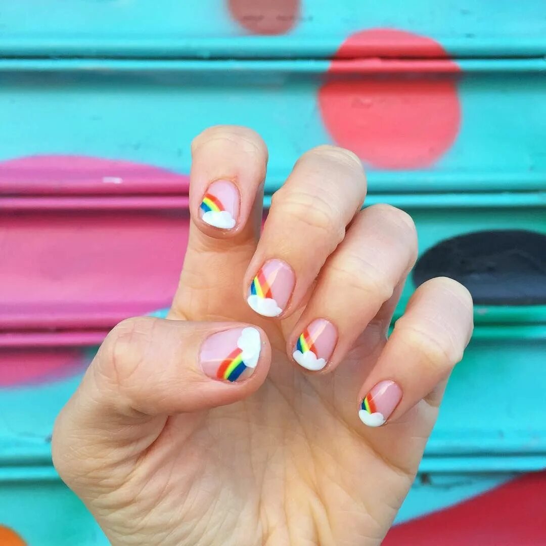 Летний маникюр на коротких Single-shade manicures are being outnumbered by mismatched nails bursting with c
