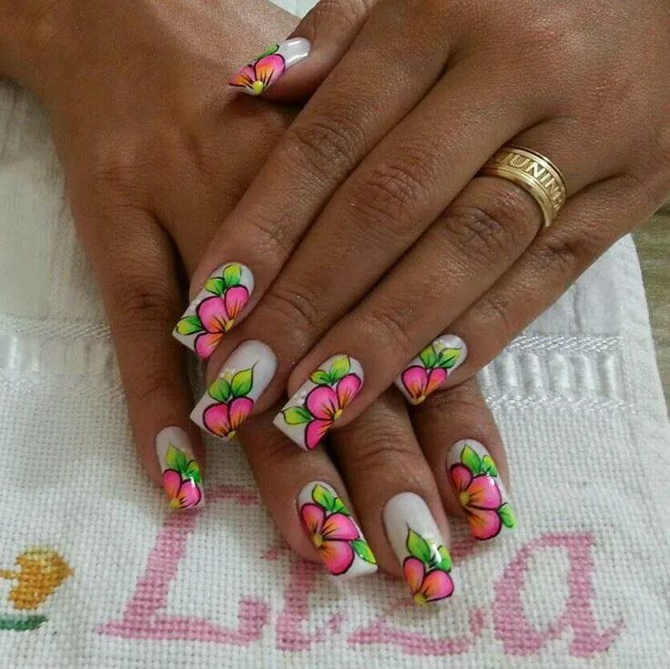 Летний маникюр с рисунком фото Pin de Karla bailon en uñas fanny Uñas pintadas de encaje, Manicura para uñas co