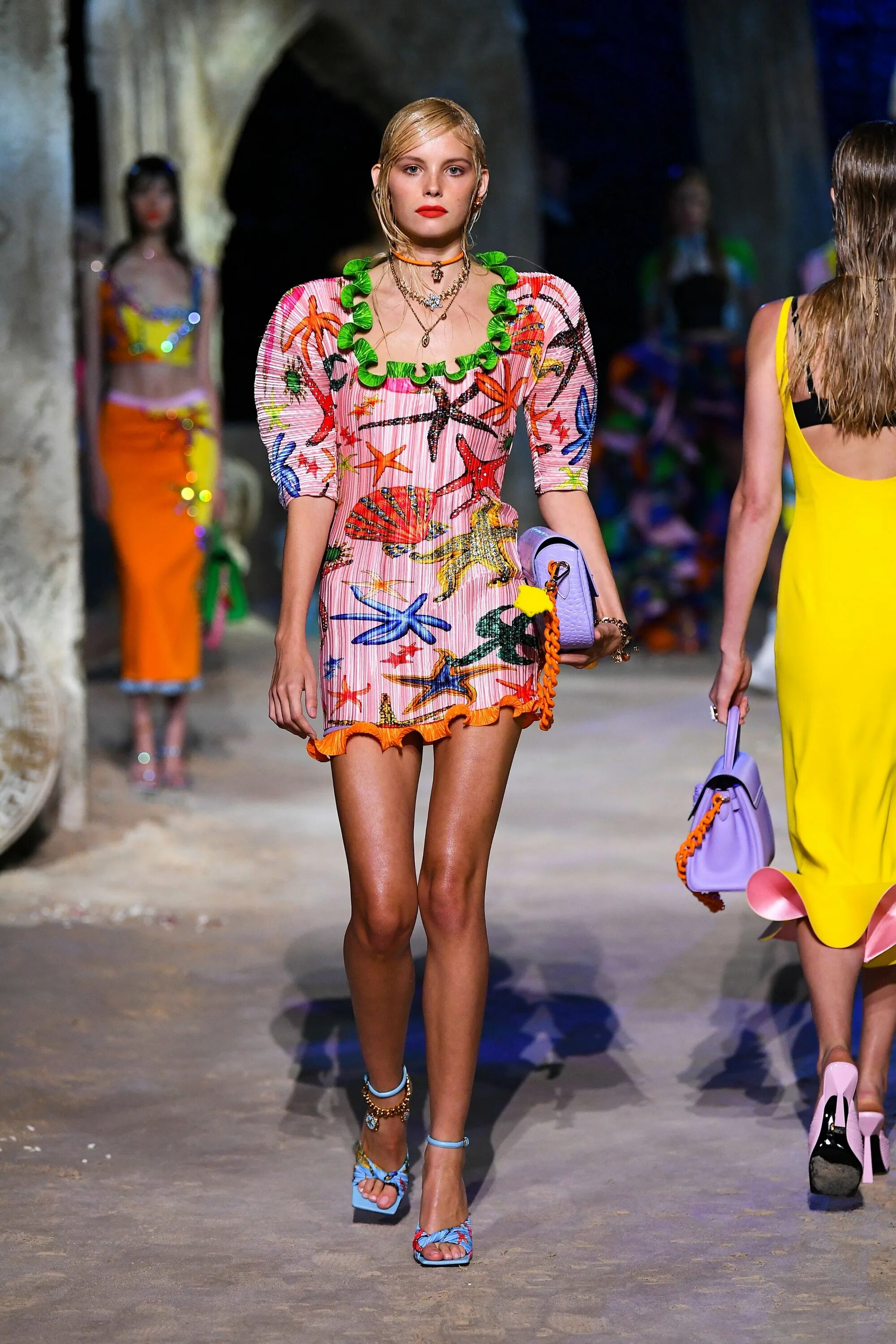 Летний мода женская одежда Versace Spring 2021 Ready-to-Wear Collection - Vogue Stile di moda, Moda primave