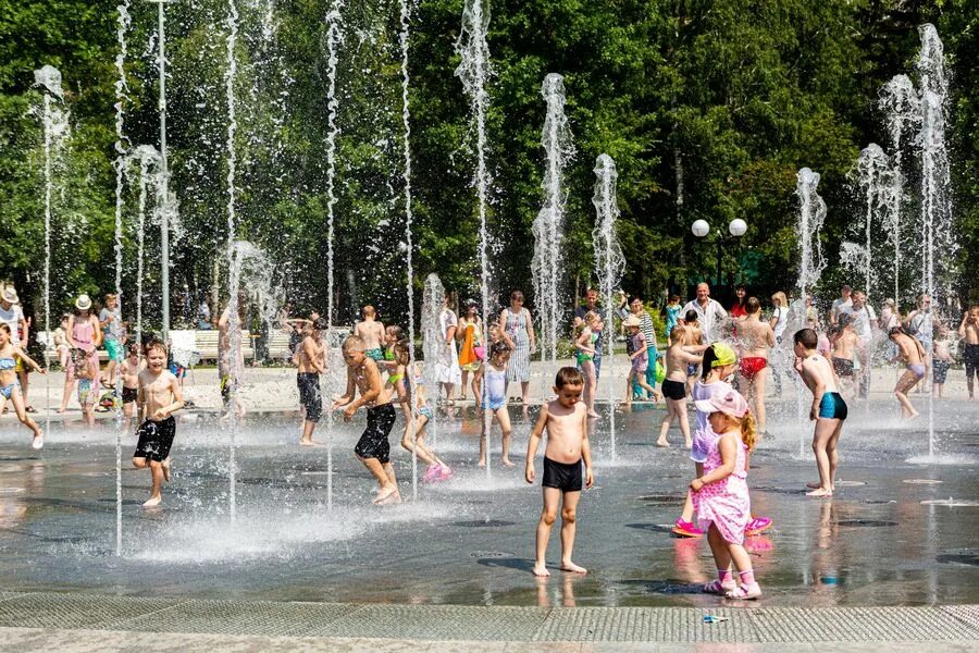 Летний новосибирск фото Дети в Новосибирске устроили купальни в городских фонтанах - sib.fm