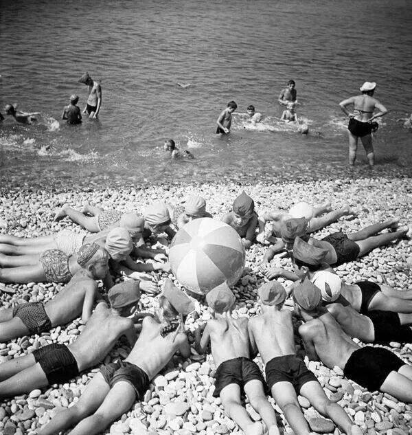 Летний отдых ретро фото Beaches, Sunshine & Swimsuit-Clad Girls: What Soviet-Era Vacation Looked Like - 