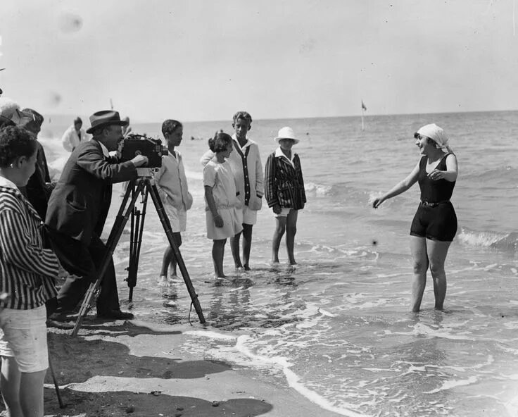 Летний отдых ретро фото 34 Vintage Snapshots Capture People Have Fun on Deauville Beach From the Early 2