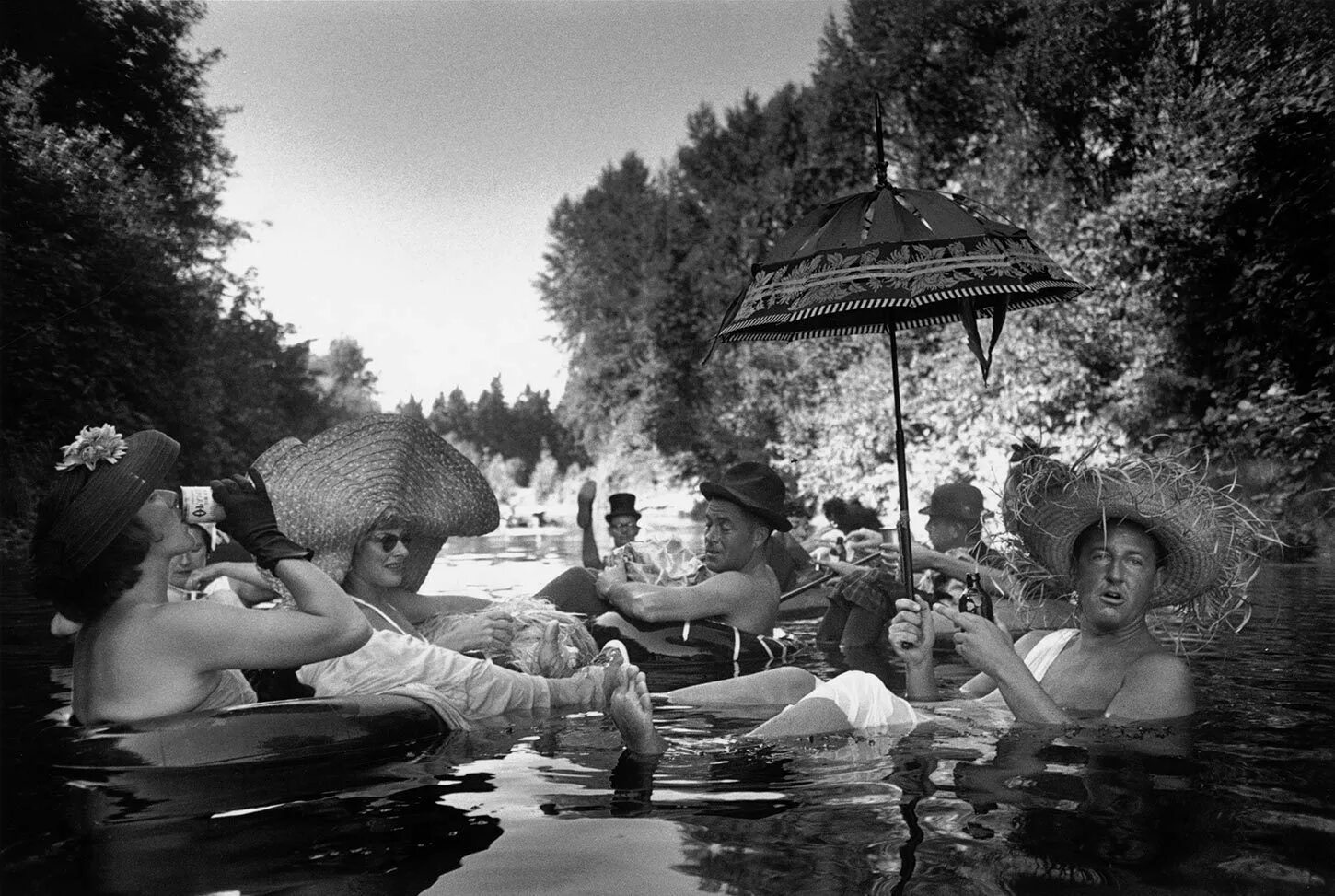 Летний отдых ретро фото Members of the Seattle Tubing Society in full float. Seattle, 1953. Magnum photo